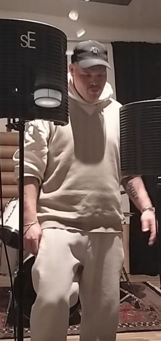logge recording in the studio